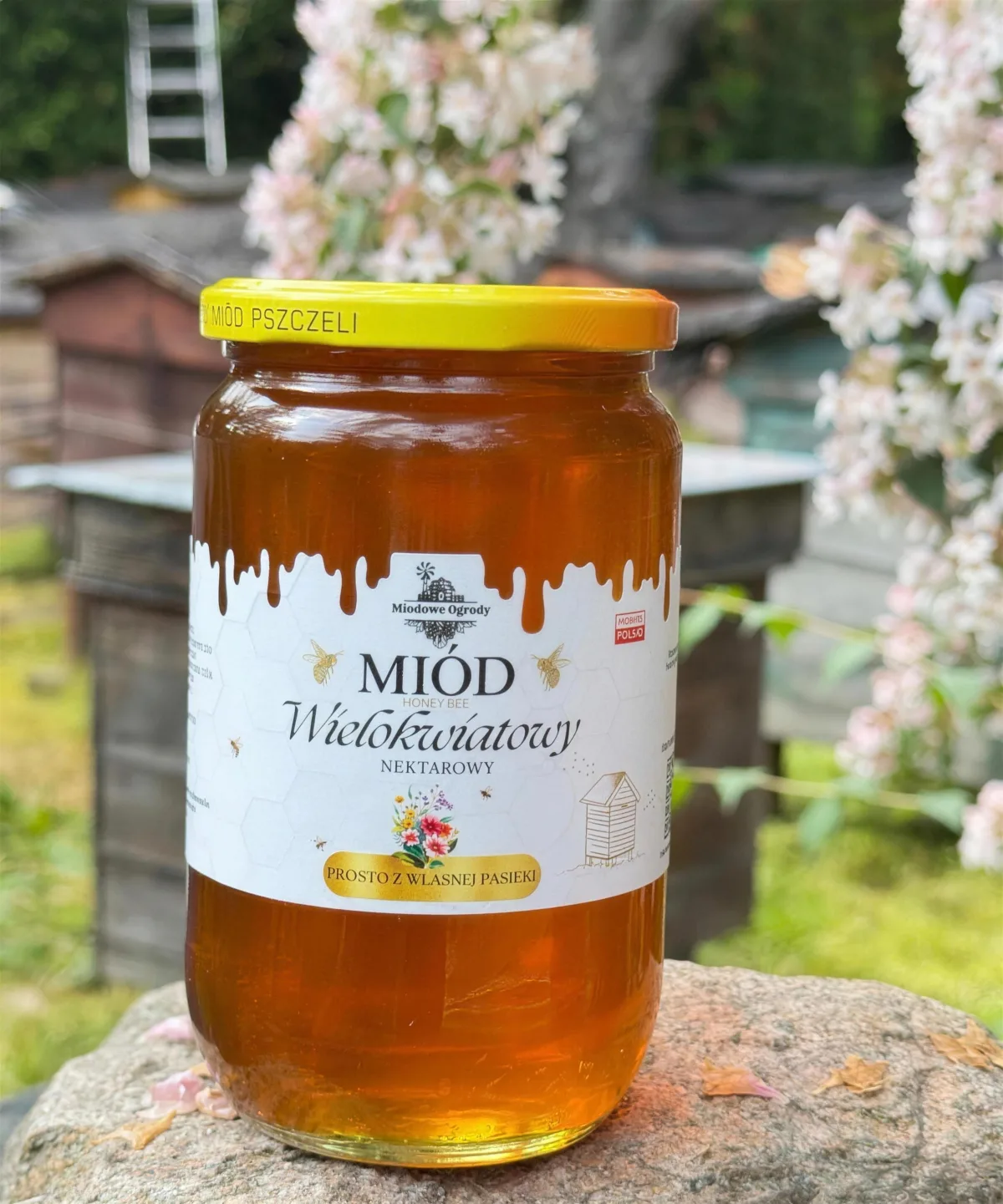 Słoik miodu wielokwiatowego w pasiece